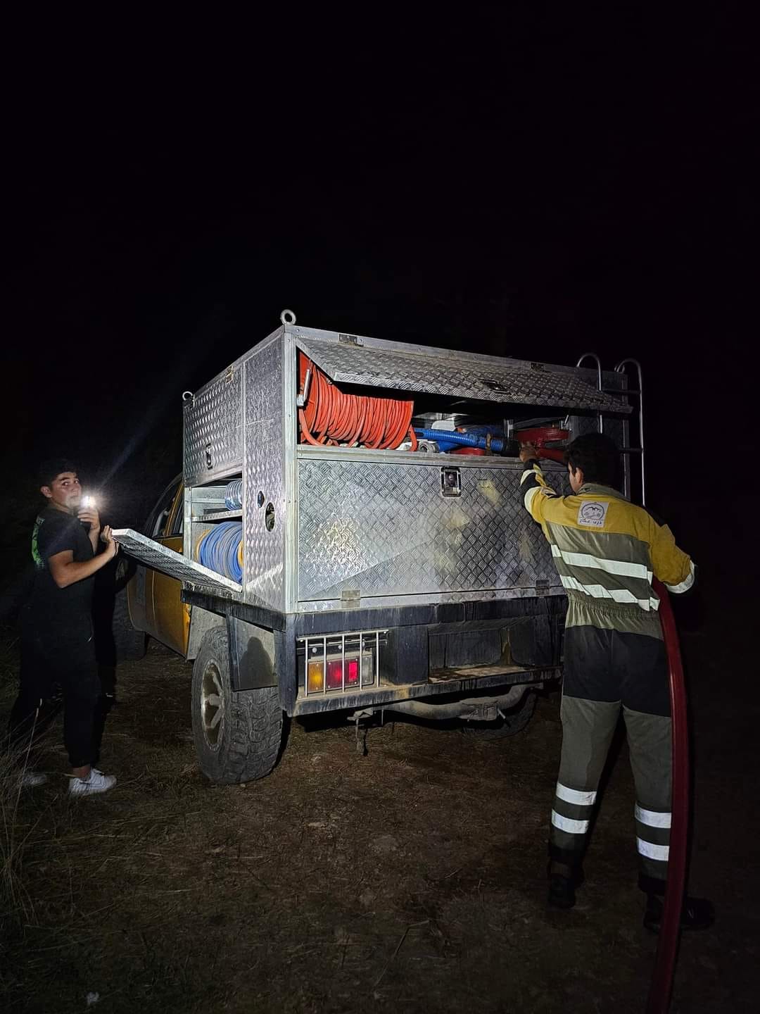 بالصور- اندلاع حريق مفاجئ ليلا بغابة الصنوبر في أعالي فنيدق العكارية